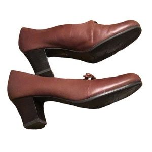 STRICTLY COMFORT BROWN LEATHER HEELS